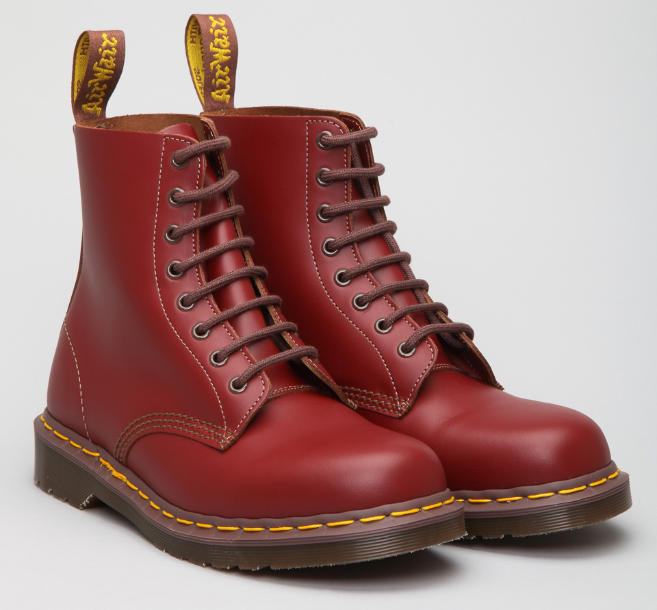 Dr martens england. Мартинсы 1460. Dr Martens 1460 Oxblood. 1460 Винтаж Мартинс. Мартенс 1460 чери.