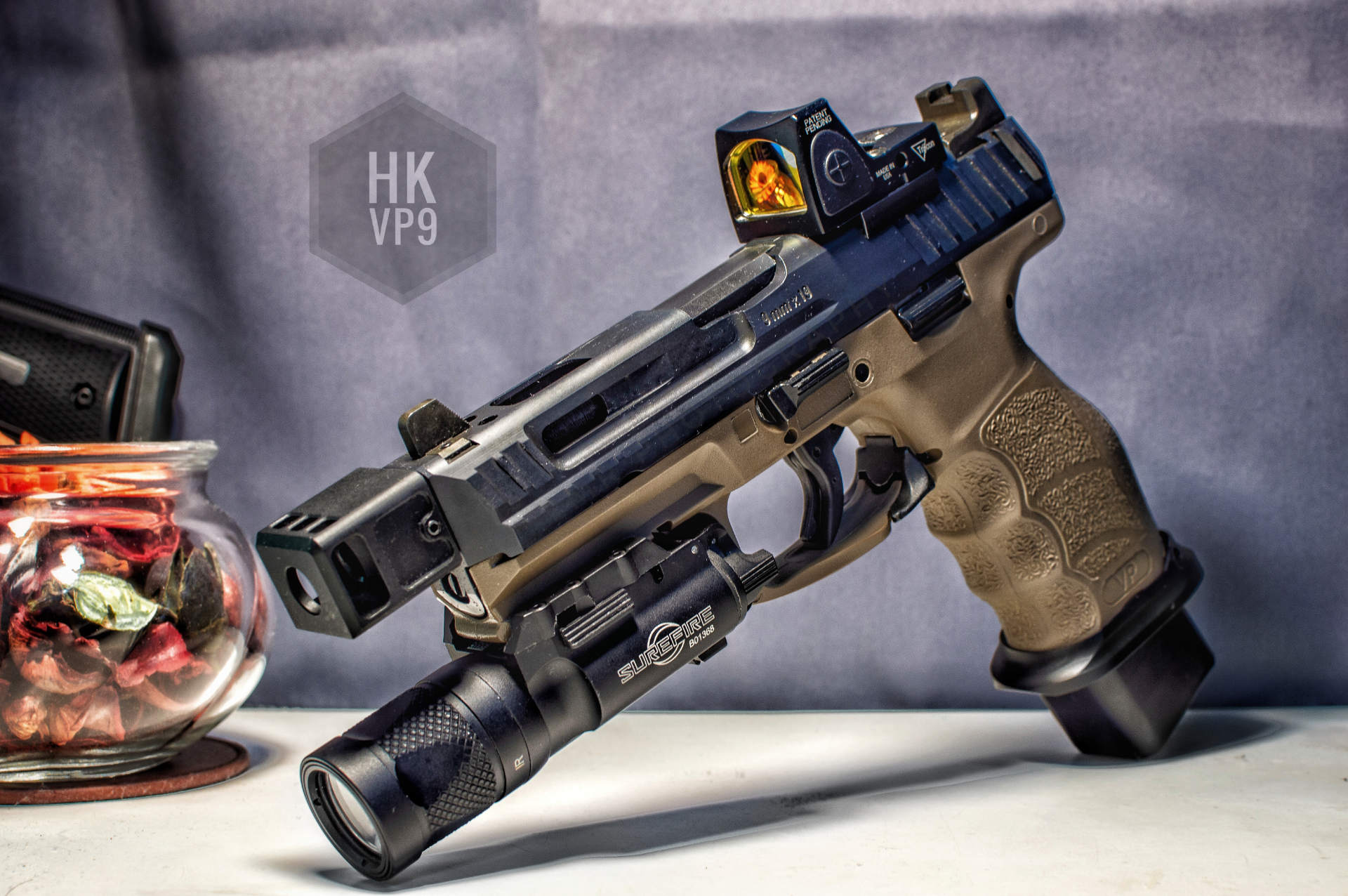 VFC HK VP9 RMR steel slide. 最 近 都 下 雨 只 能 在 桌 子 上 拍 拍 照. 