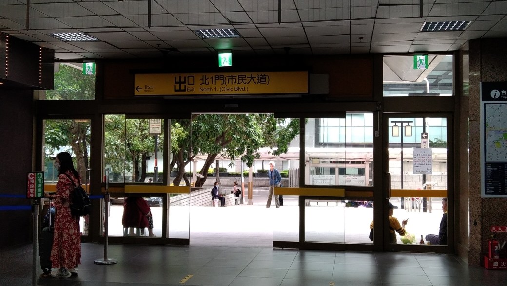 心得 認真 出來打球啊 我在台北車站 場外休憩區哈啦板 巴哈姆特