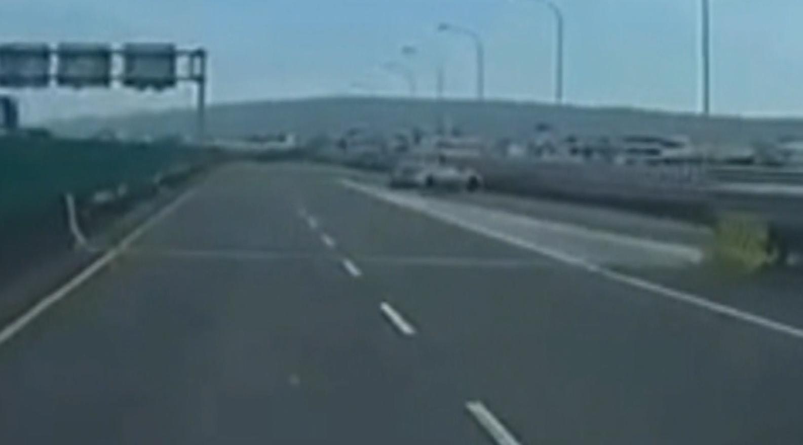 情報 轎車高架橋失控翻車 無辜騎士 慘被壓車底 釀1死2傷 場外休憩區哈啦板 巴哈姆特