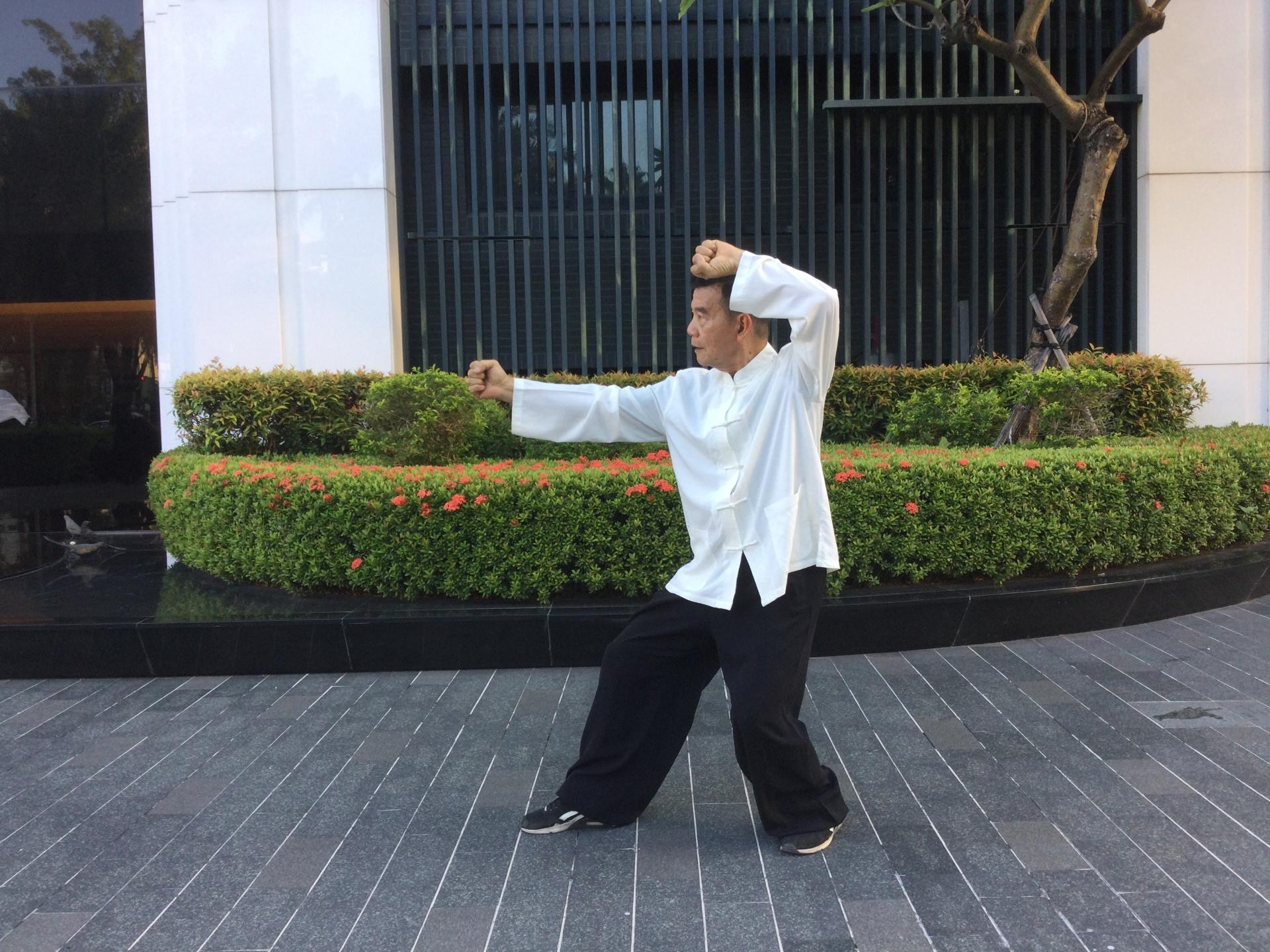 [達人專欄] 武學基本步法簡介（二）～坐步、併步、三七步、四六步、獨立步 - lkkchl2022的創作 - 巴哈姆特