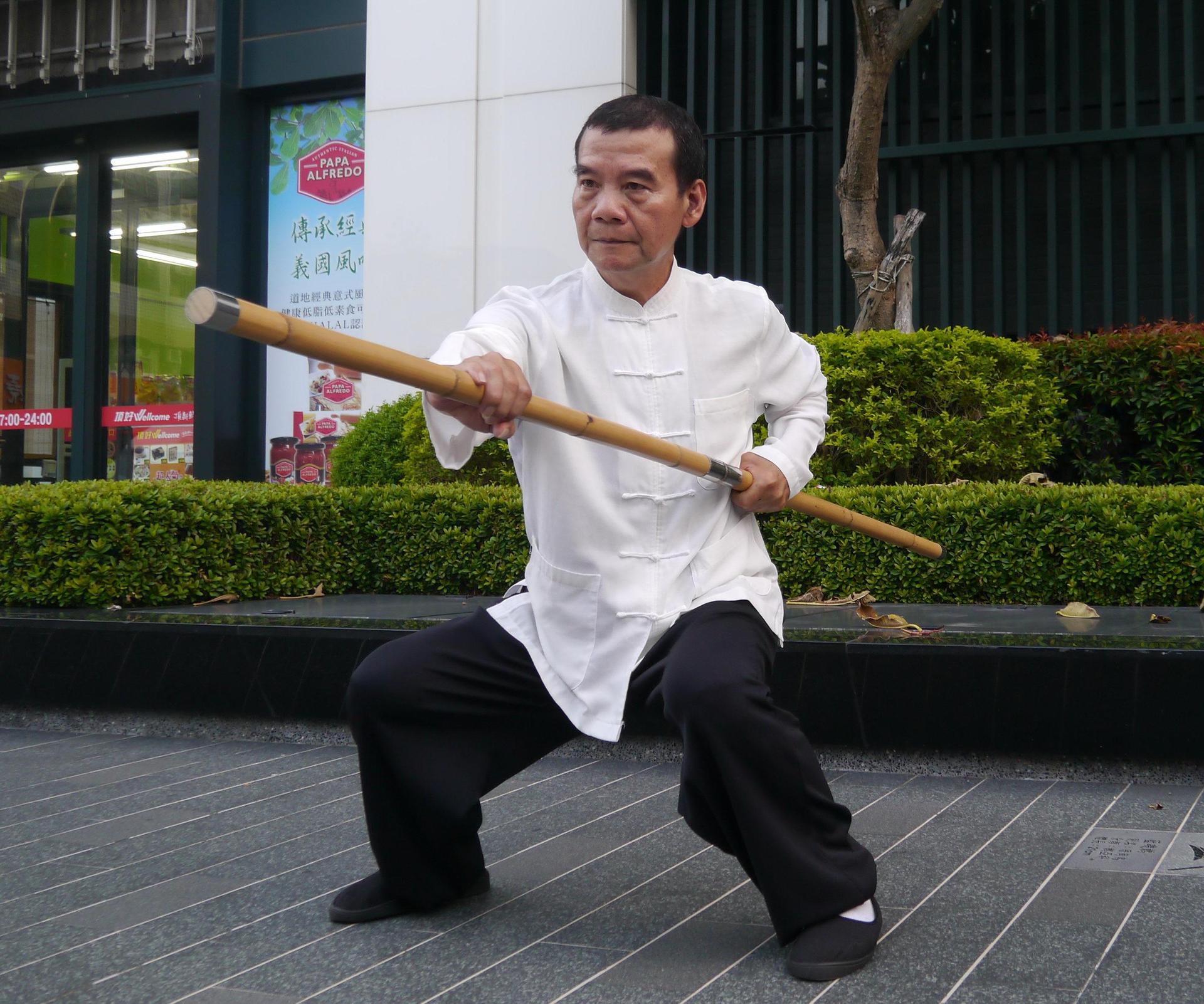 [達人專欄] 熊門太祖棍～42進步進擊棍、43退步掃後棍、44左進雪花蓋頂、45轉身左靠棍 - lkkchl2022的創作 - 巴哈姆特