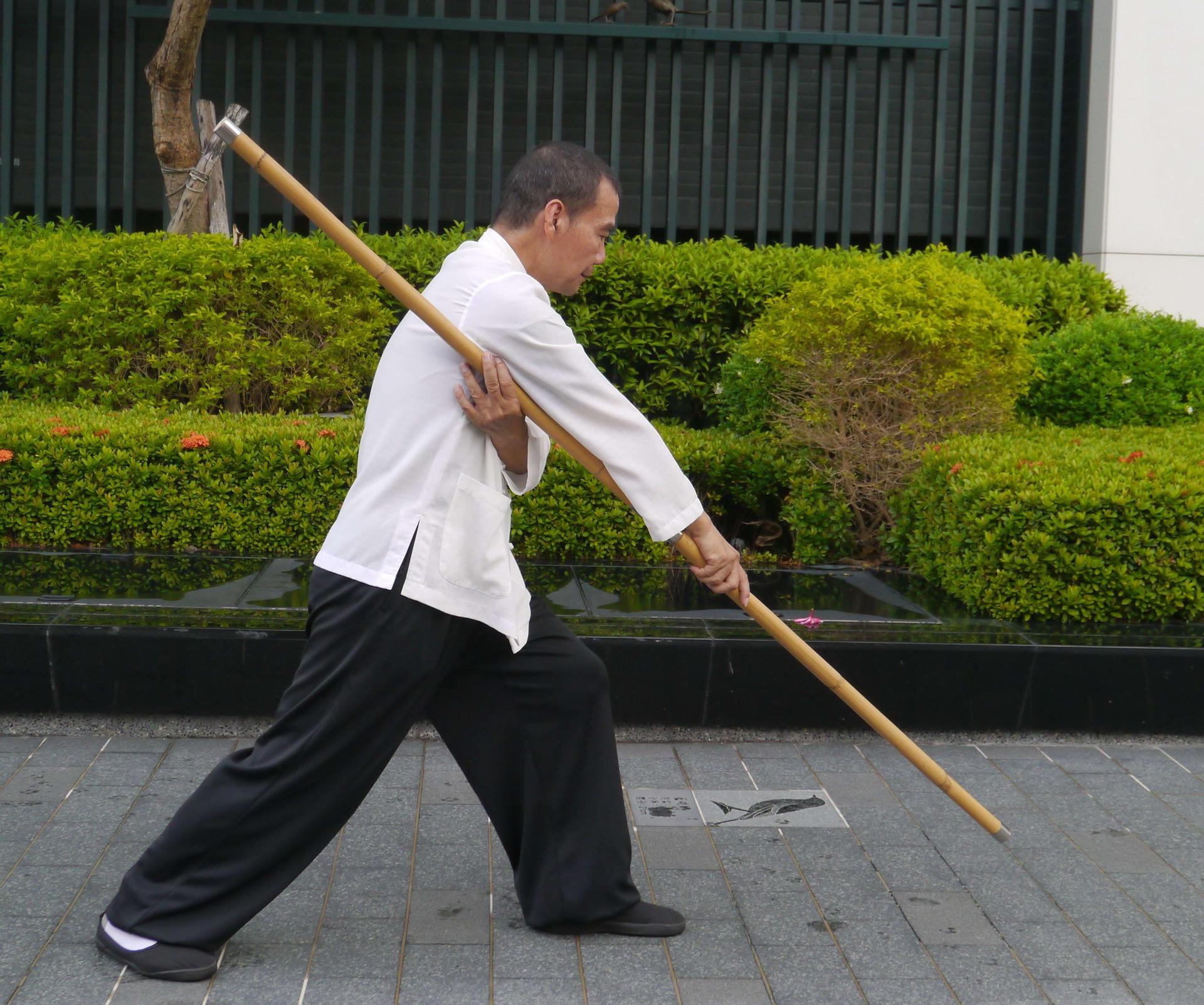 [達人專欄] 熊門太祖棍～51向右風掃殘雲、52野馬分鬃 - lkkchl2022的創作 - 巴哈姆特