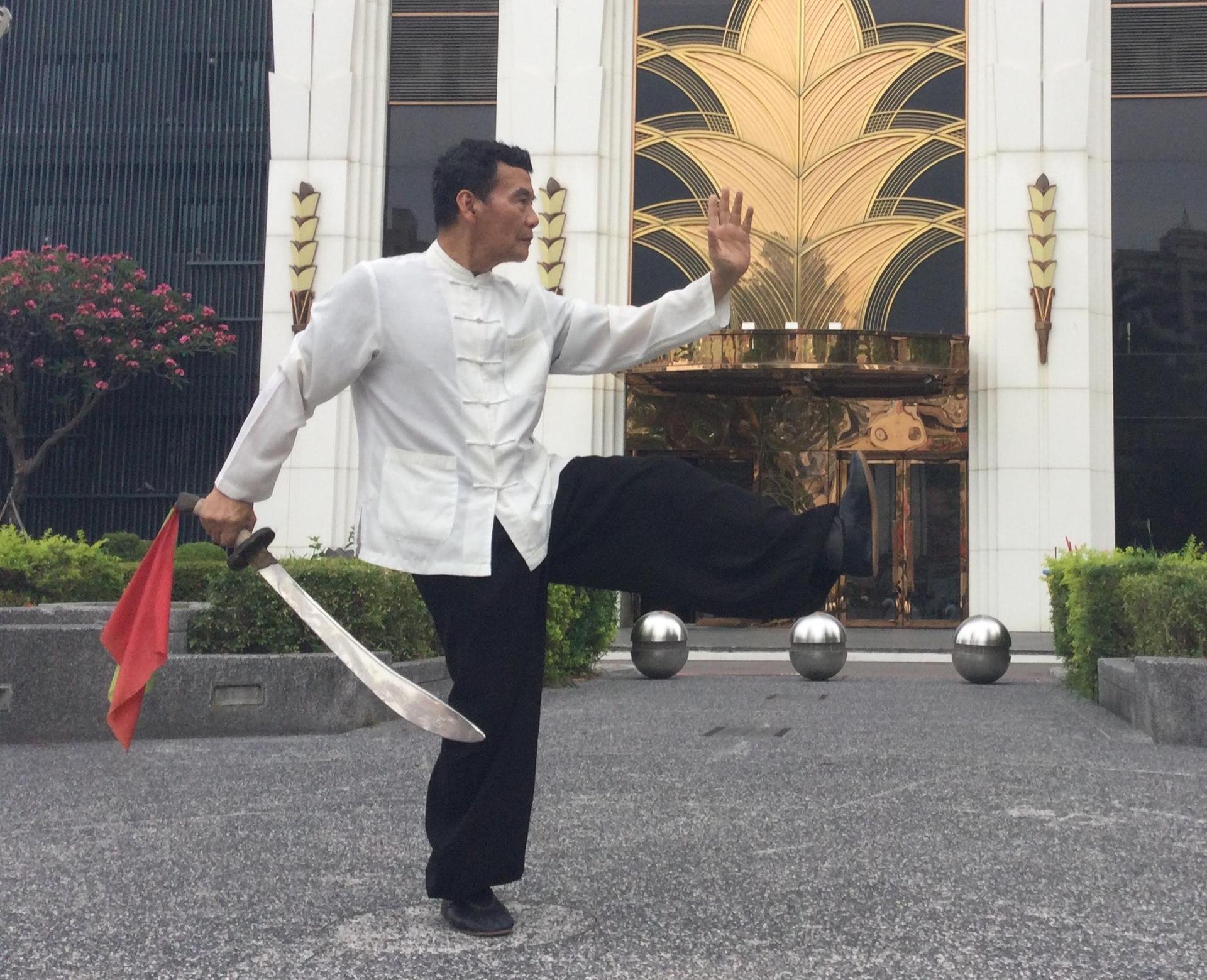 [達人專欄] 松溪夜行刀：25歇步捧刀～26抽刀左蹬 - lkkchl2022的創作 - 巴哈姆特