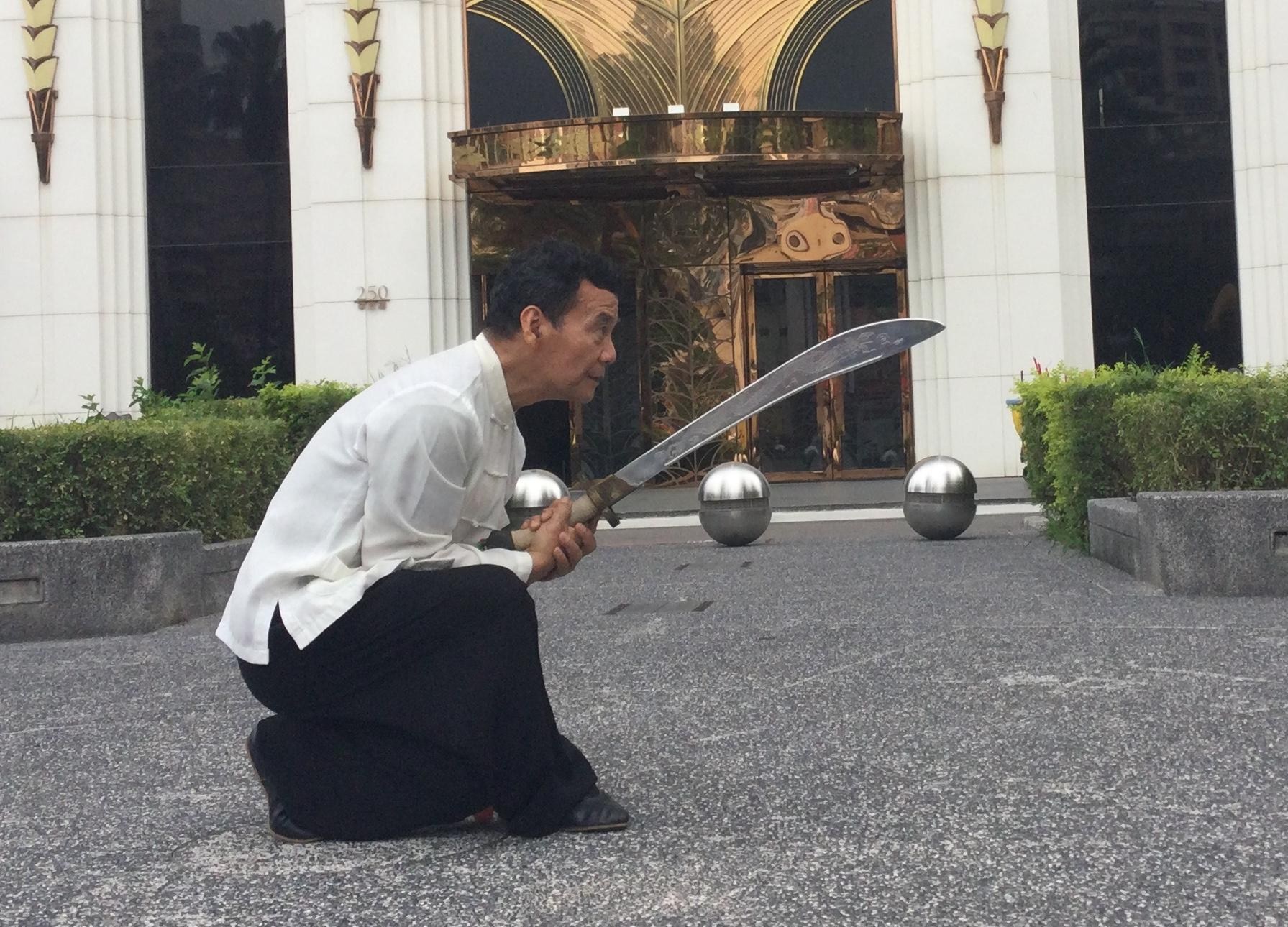 [達人專欄] 松溪夜行刀：25歇步捧刀～26抽刀左蹬 - lkkchl2022的創作 - 巴哈姆特