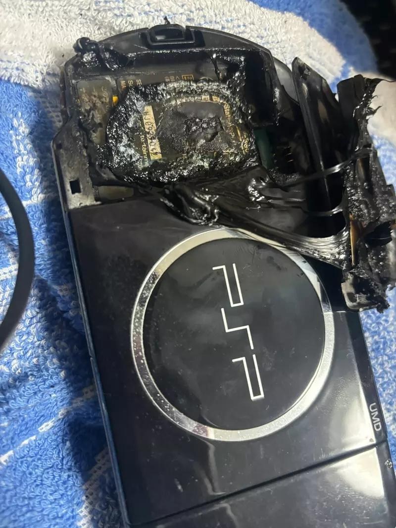 【情報】《PSP電池爆炸驚魂》現在立刻打開檢查還不遲 以為事不關己下一個可能就是你 @電視遊樂器綜合討論區 哈啦板 - 巴哈姆特