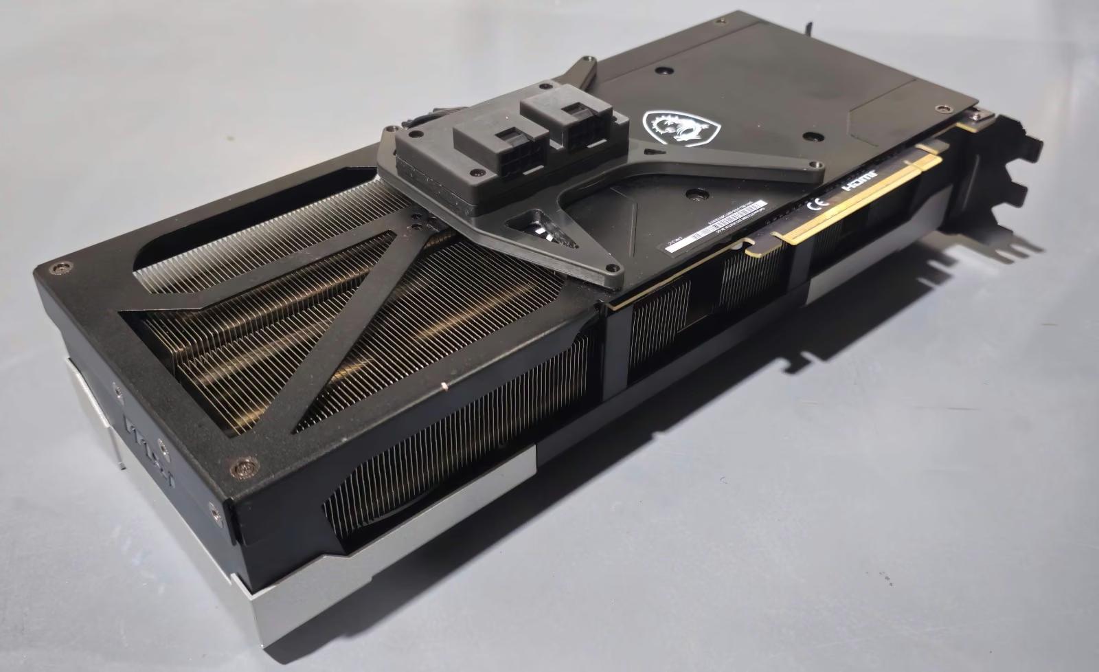 【情報】玩家魔改 RTX 5090 供電 雙 8-Pin 替 12V-2x6 分流、滿載溫度不到 40°C ( 值得板卡廠參考 @電腦應用綜合 ...